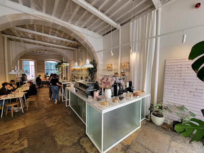 Interior luminoso de Comoba Café en Lisboa