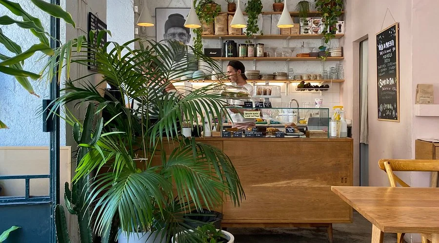 Ambiente minimalista de Hello, Kristof en Lisboa