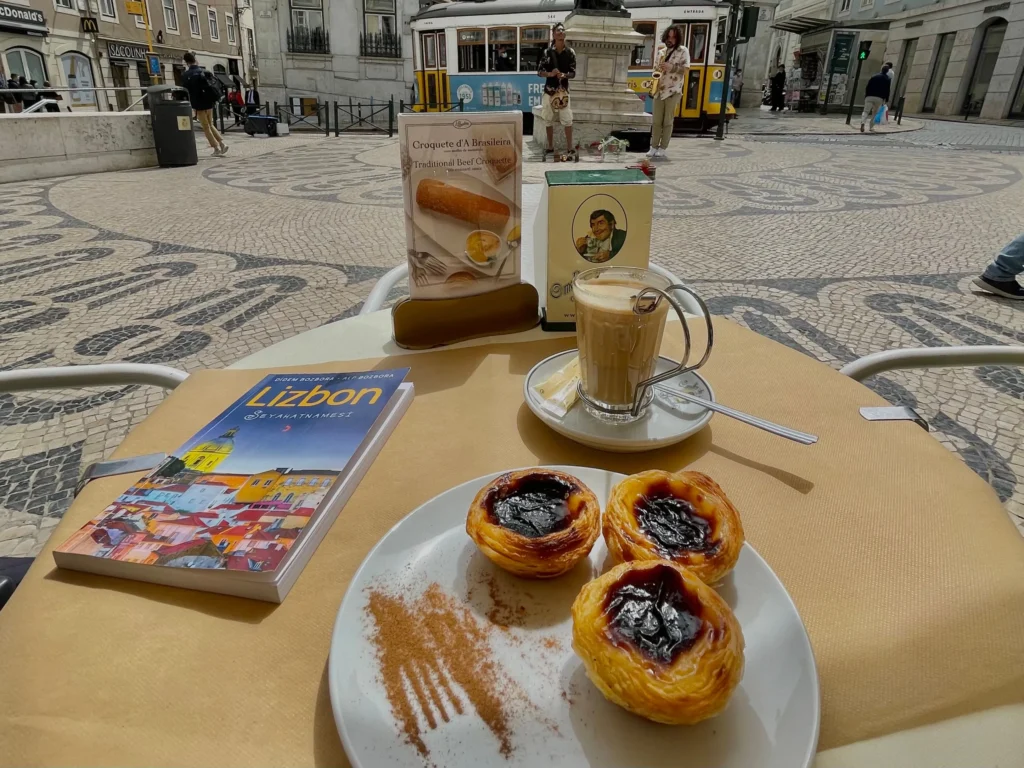 Vista desde una cafetería tradicional en Lisboa, disfrutando del café portugués