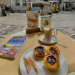 Vista desde una cafetería tradicional en Lisboa, disfrutando del café portugués