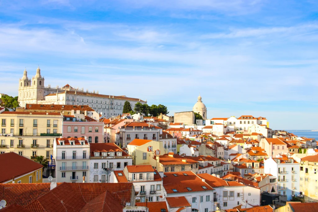 Vista tradicional del barrio de Alfama con fachadas de colores en Lisboa