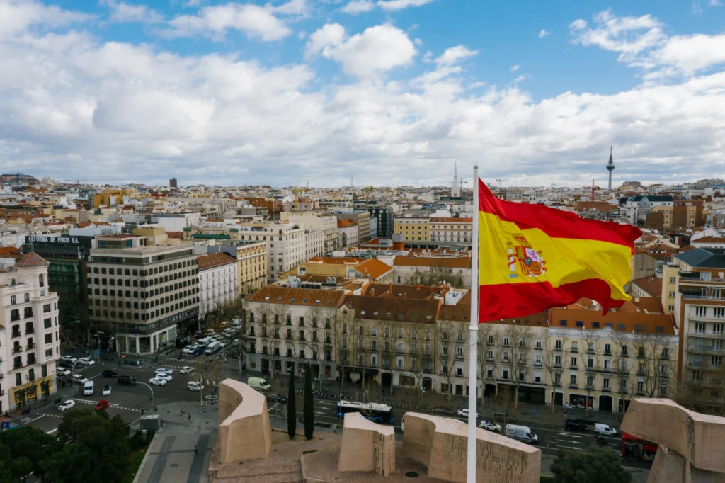 Imagen aérea de España con la bandera flameando.