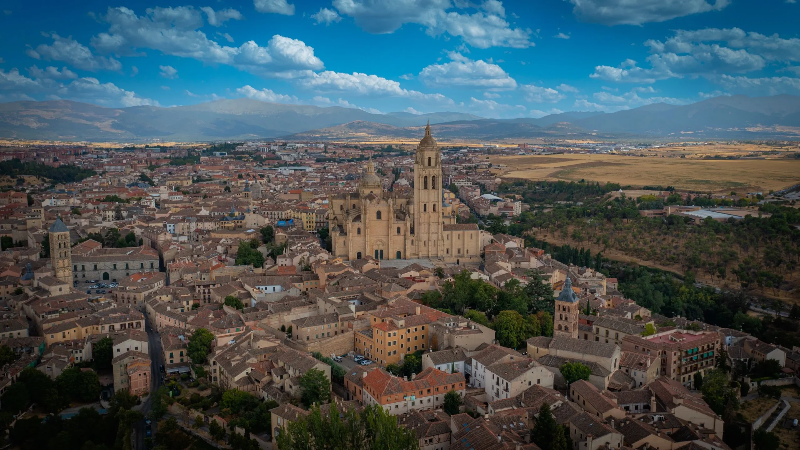 Viajeros recorriendo España durante un itinerario de 10 días entre Madrid, Sevilla, Córdoba y Barcelona