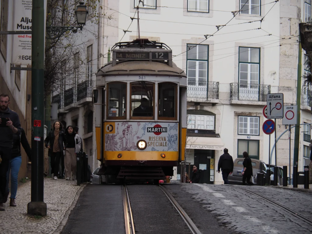 Tranvía 28 recorriendo las calles del barrio de Alfama en Lisboa