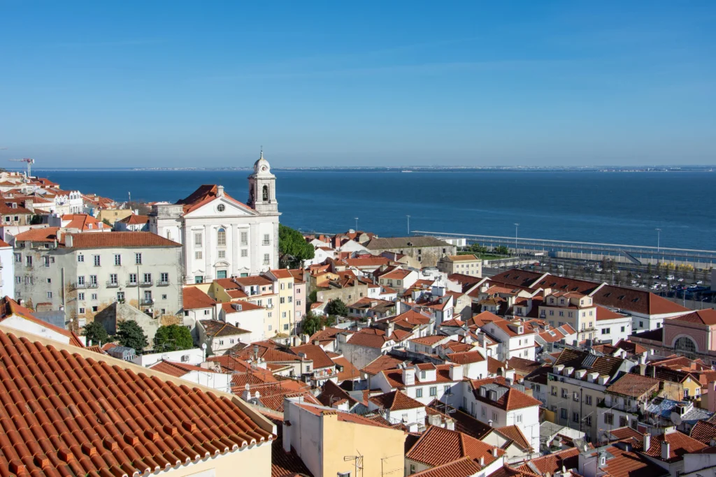 Vista panorámica de Lisboa con el río Tajo y los tejados del casco histórico.