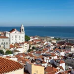 Vista panorámica de Lisboa con el río Tajo y los tejados del casco histórico.