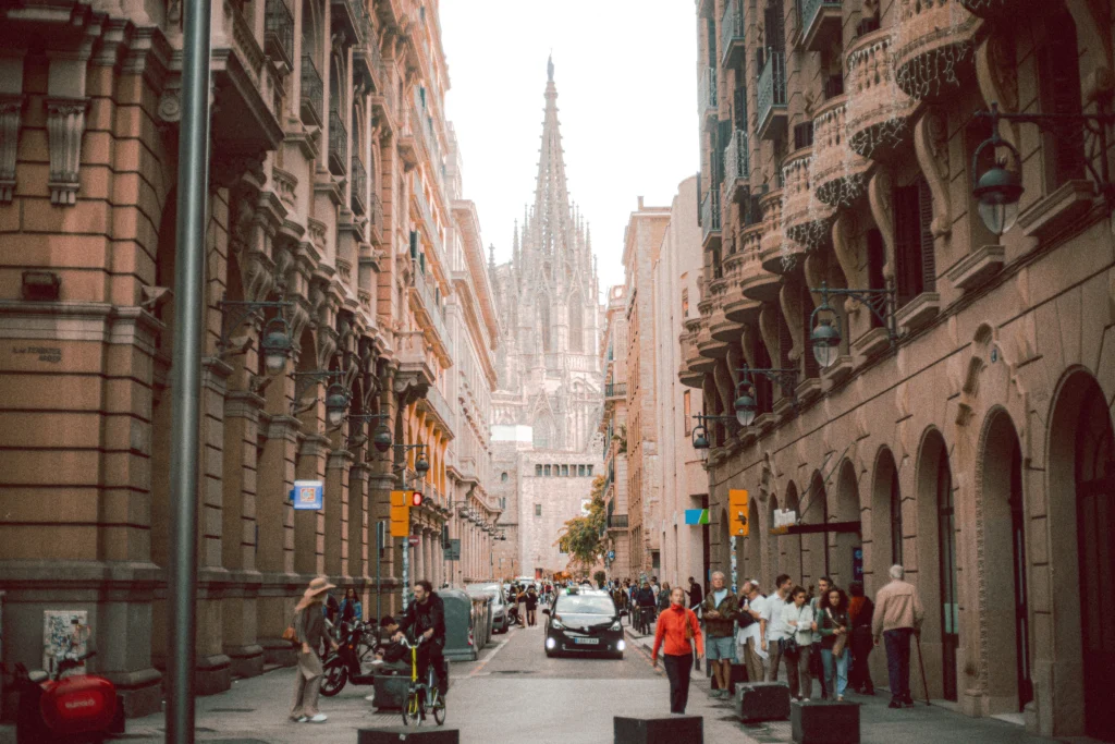 Viajeros recorriendo el Barrio Gótico de Barcelona