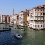 Vista del Gran Canal de Venecia durante un primer viaje por Italia