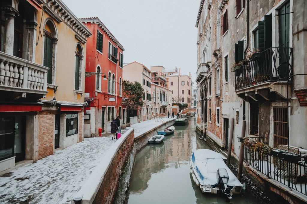 Venecia nevada durante un viaje de invierno por Italia