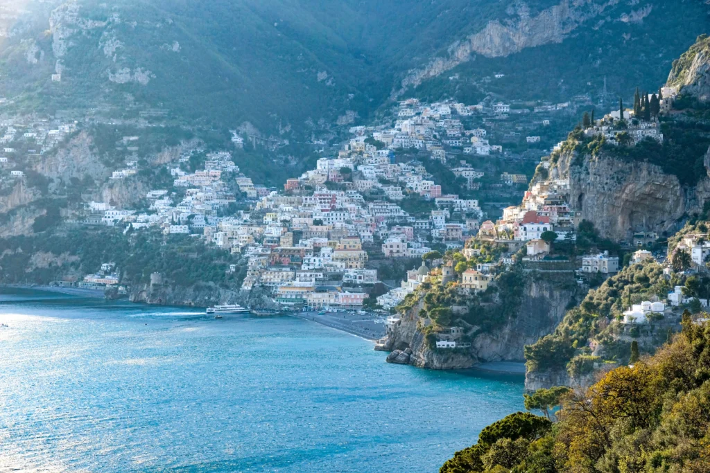 Costa Amalfitana en verano durante la temporada de playas en Italia