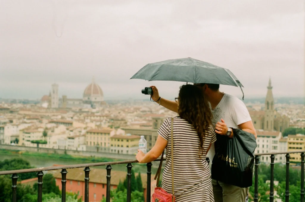 Viajeros recorriendo Italia durante una época ideal para conocer Roma, Florencia y Venecia