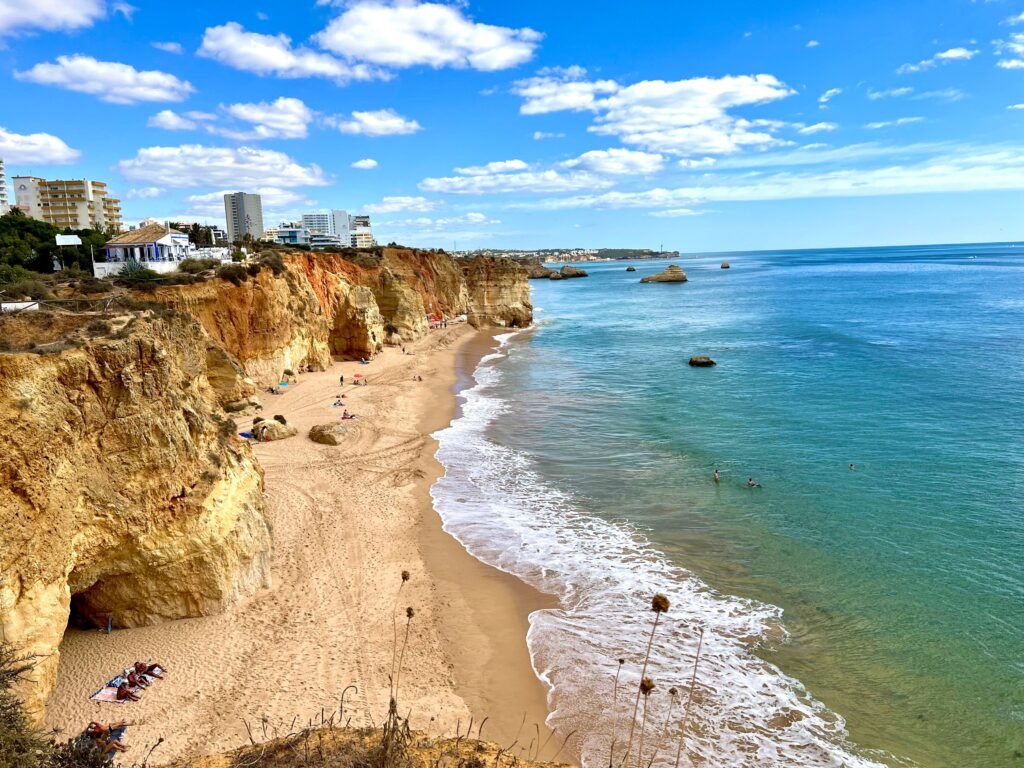 Playa entre acantilados del Algarve en verano