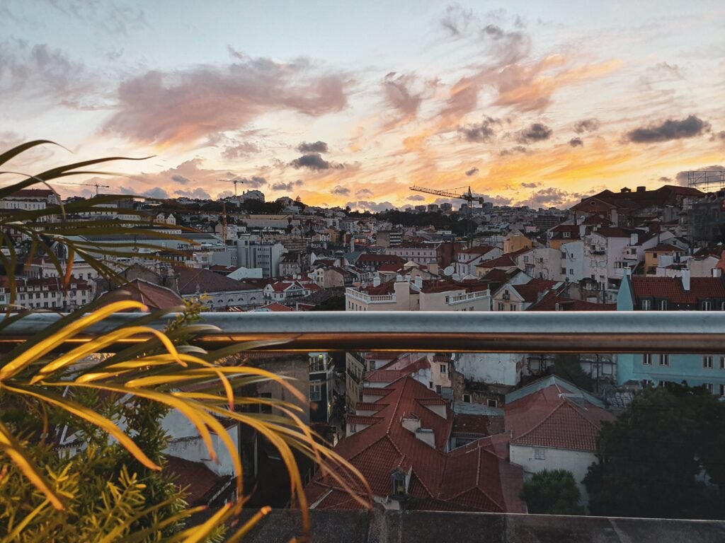 Balcón de un alojamiento con vista a los techos de Lisboa