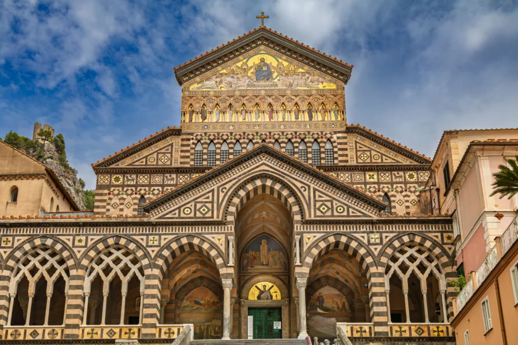 Escalinata del Duomo de Amalfi en el centro del pueblo