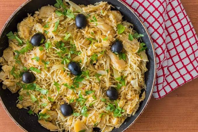 Plato de bacalhau à brás servido en un restaurante de Lisboa