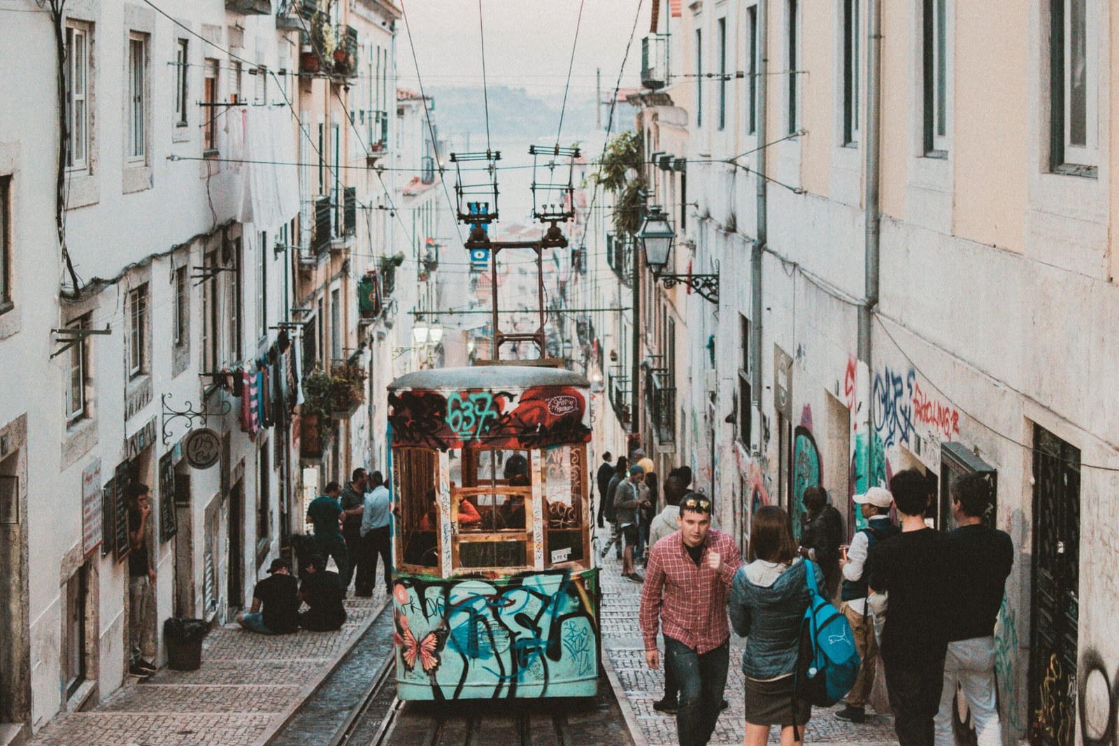 Calle empinada del Bairro Alto de Lisboa al atardecer