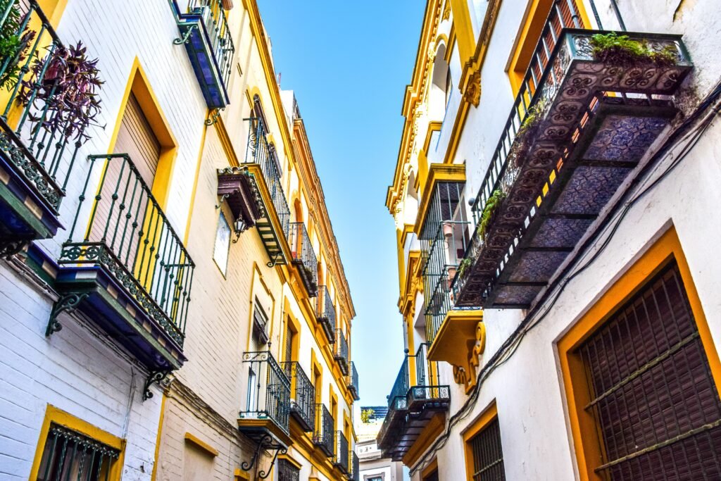 Callejuela del barrio de Santa Cruz en Sevilla
