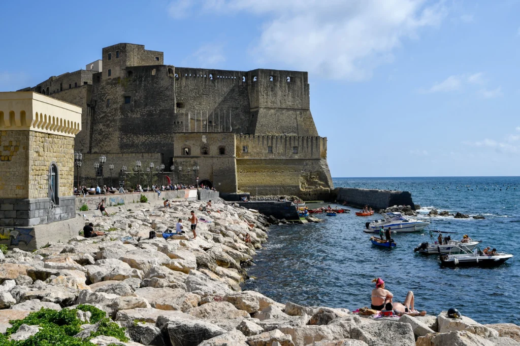 Castel dell'Ovo y el paseo marítimo de Nápoles