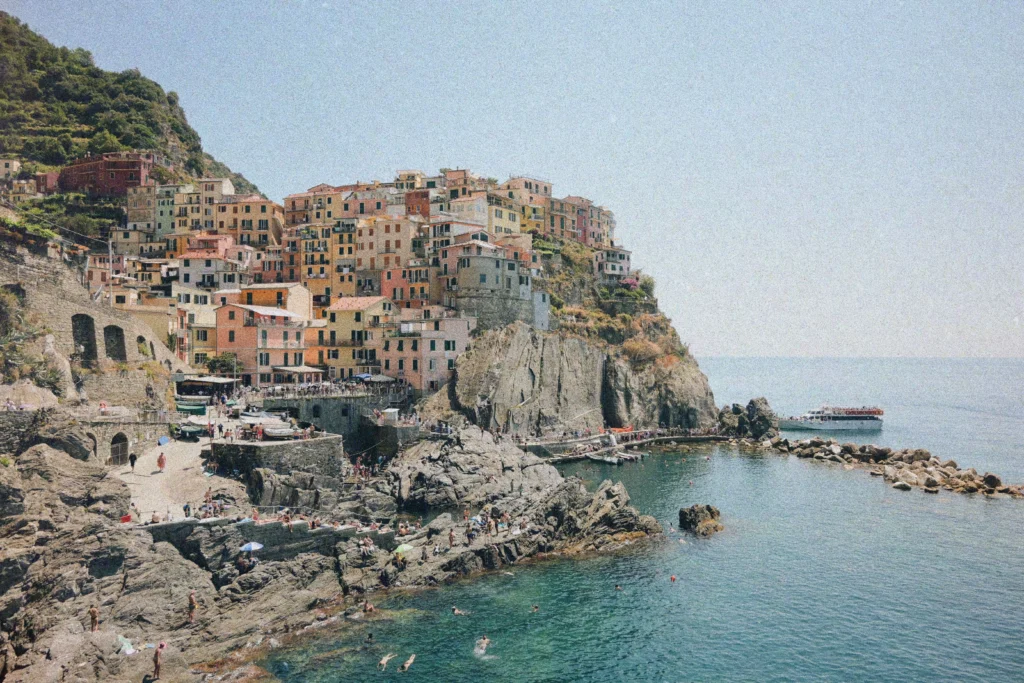 Pueblo de Manarola sobre el mar en Cinque Terre