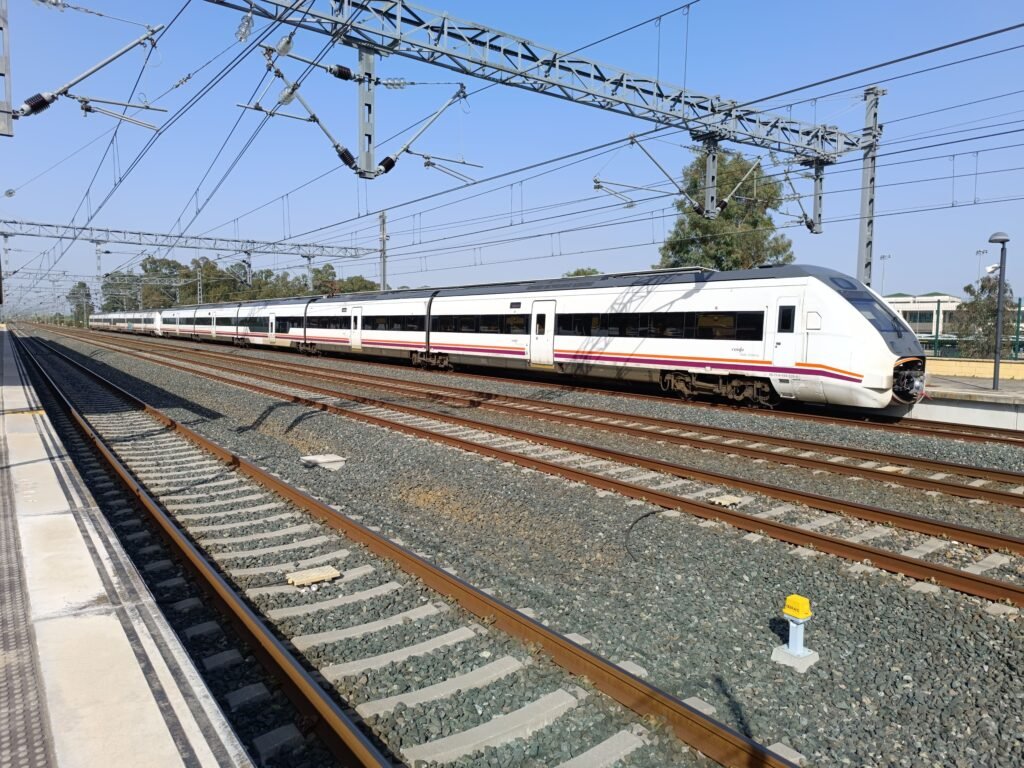 Tren de alta velocidad en una estación de España