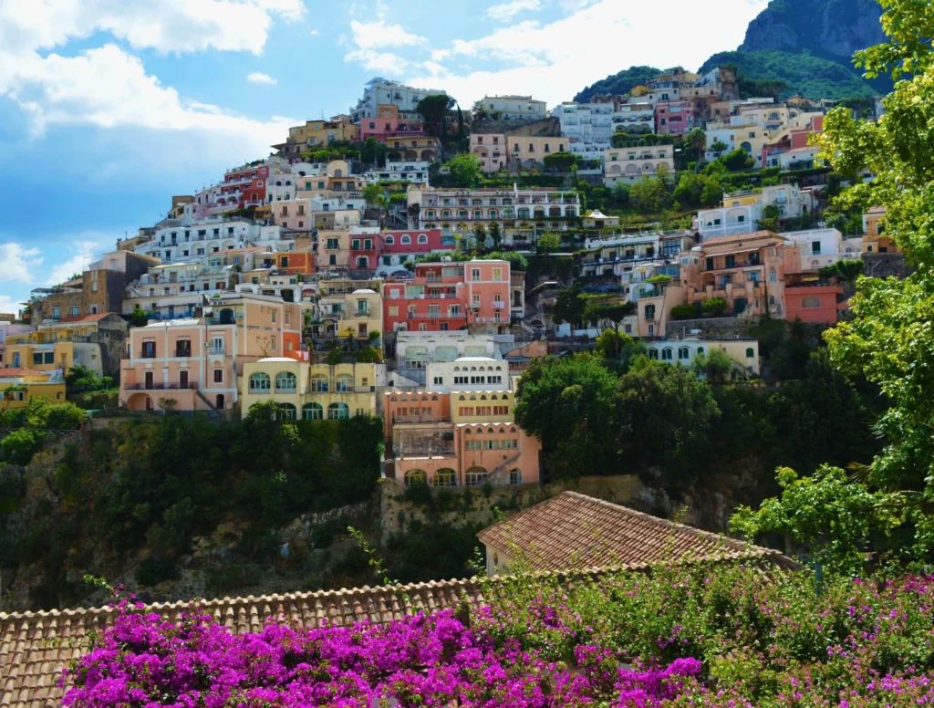 Casas de colores de Positano sobre el mar en la Costa Amalfitana