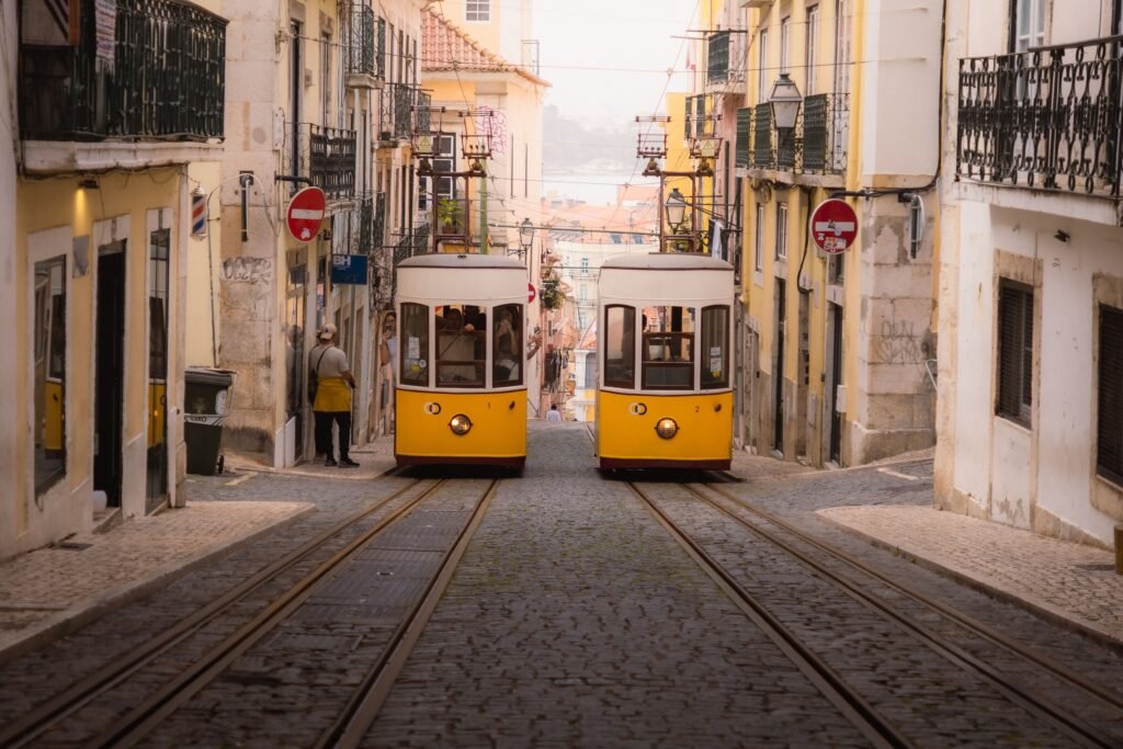 Tranvía amarillo recorriendo una calle de Lisboa con luz de primavera