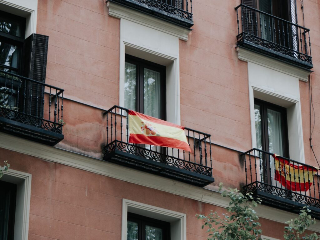 Balcones de un edificio histórico en el centro de una ciudad española