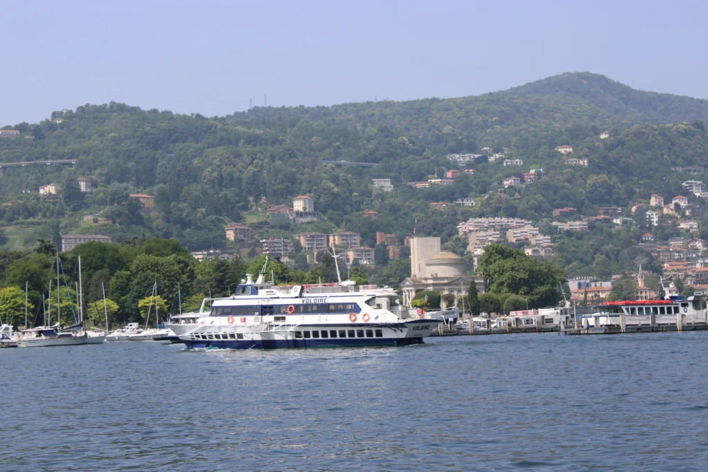 Ferry navegando entre Bellagio y Varenna
