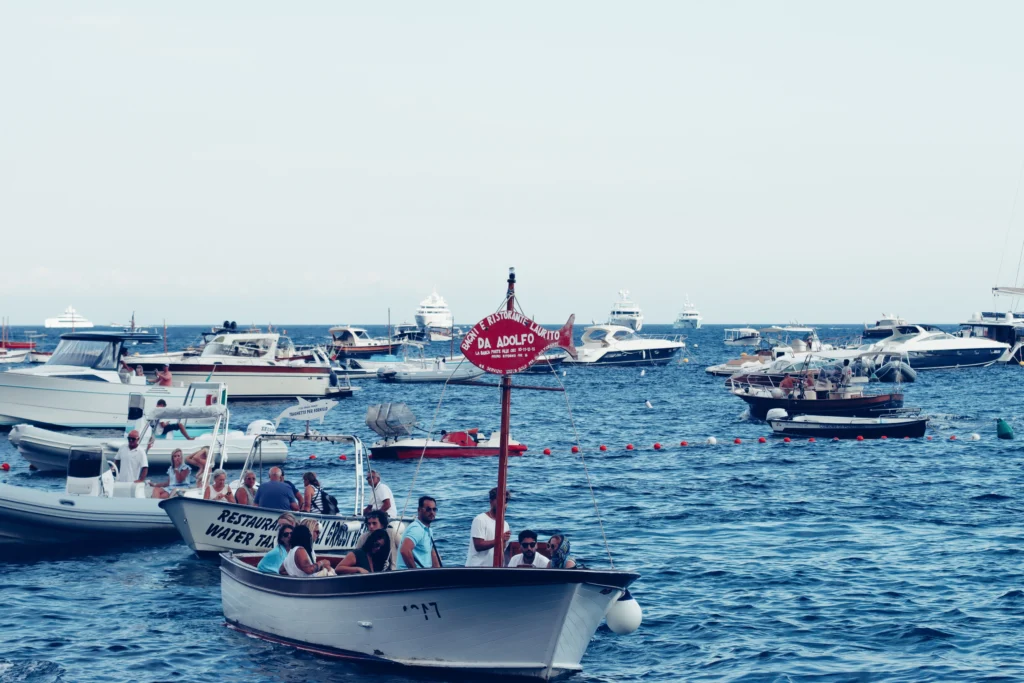 Ferry llegando al muelle de Positano
