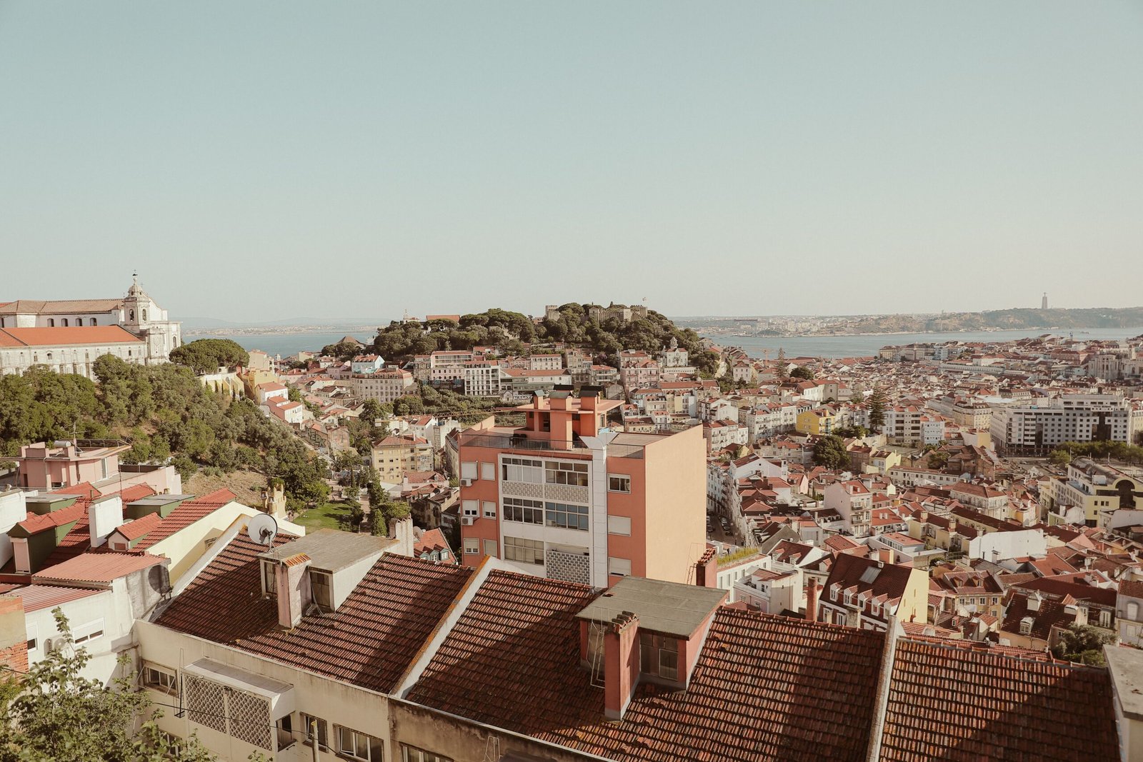 Mirador de la Graça con vista a los tejados de Lisboa
