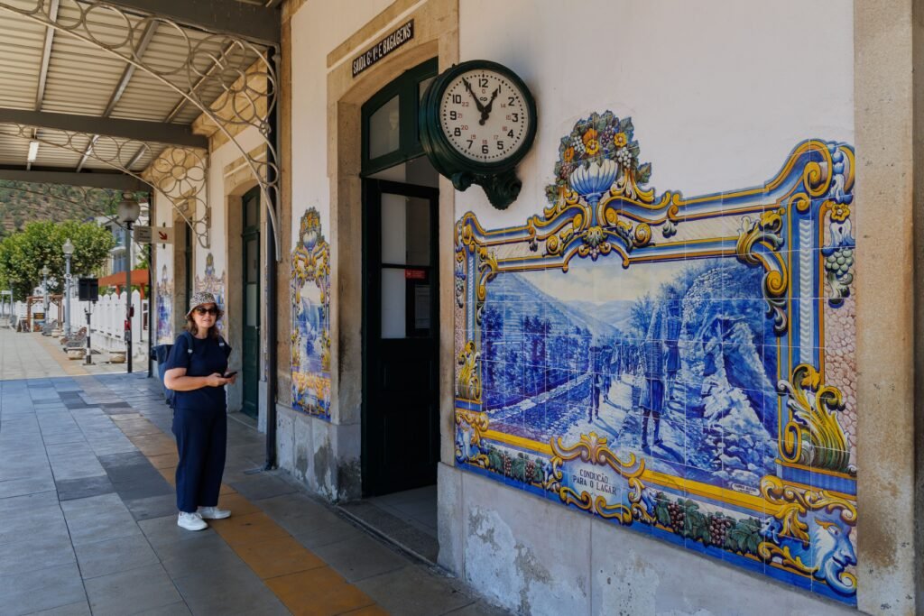 Viajeros caminando por una calle con azulejos durante un recorrido por Portugal