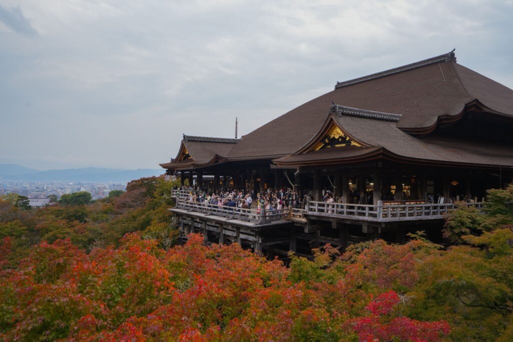 Templo tradicional de Kioto en otoño