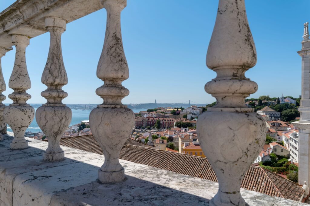 Mirador de Alfama con vista al río Tajo en Lisboa