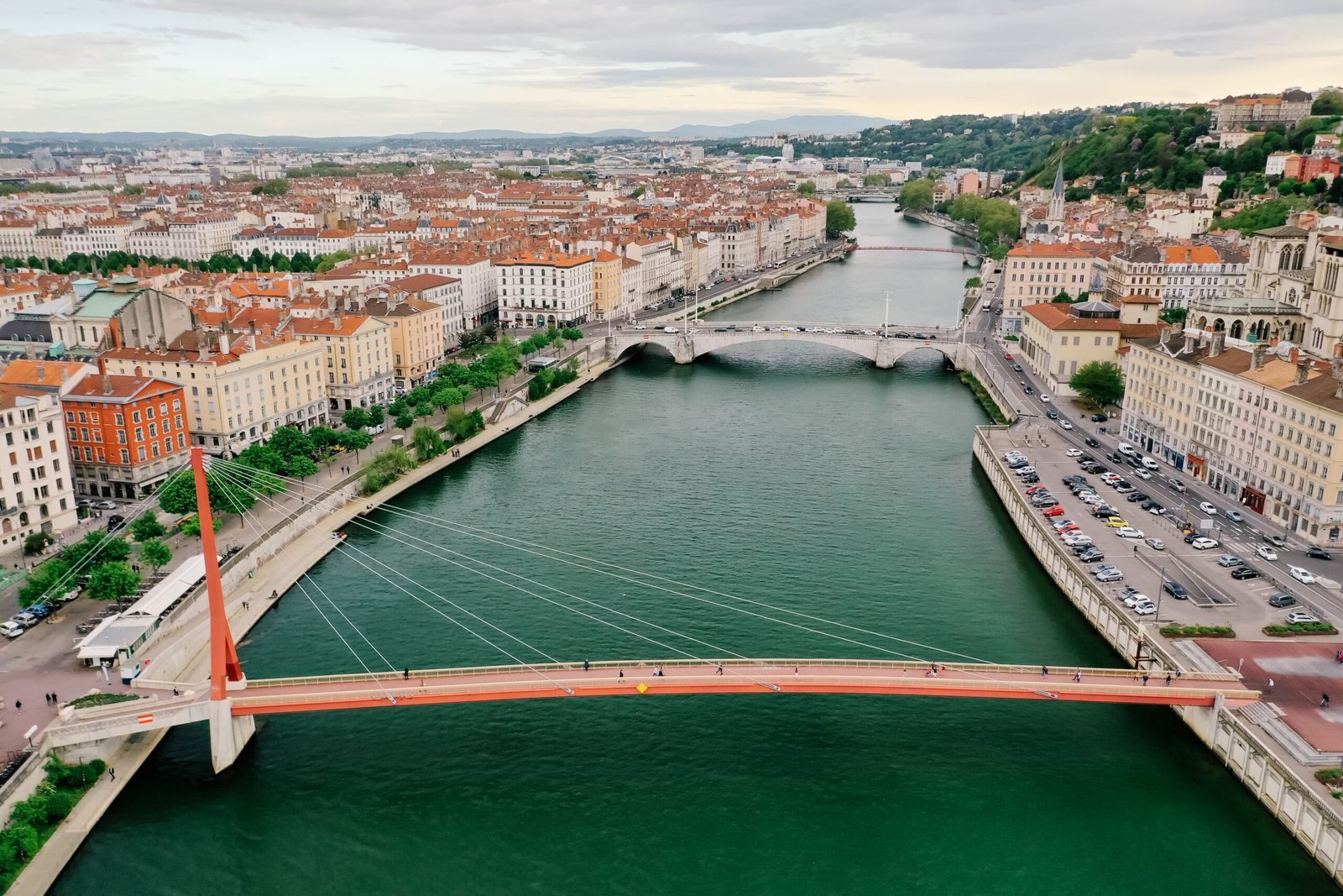 Casco antiguo de Lyon a orillas del río Saona