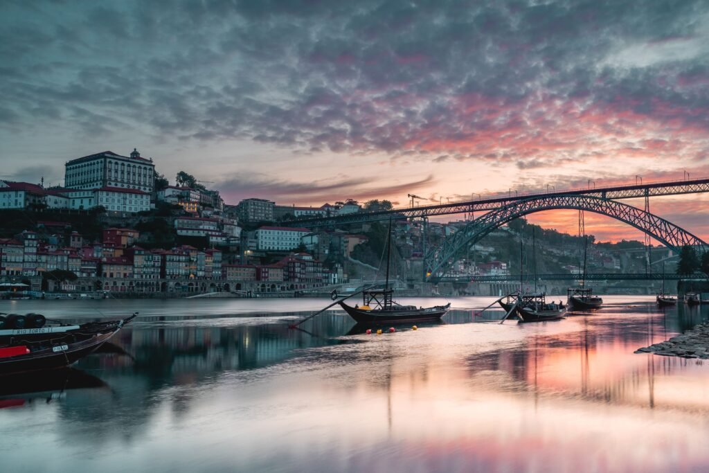 Ribeira de Oporto con el puente Dom Luís I al atardecer