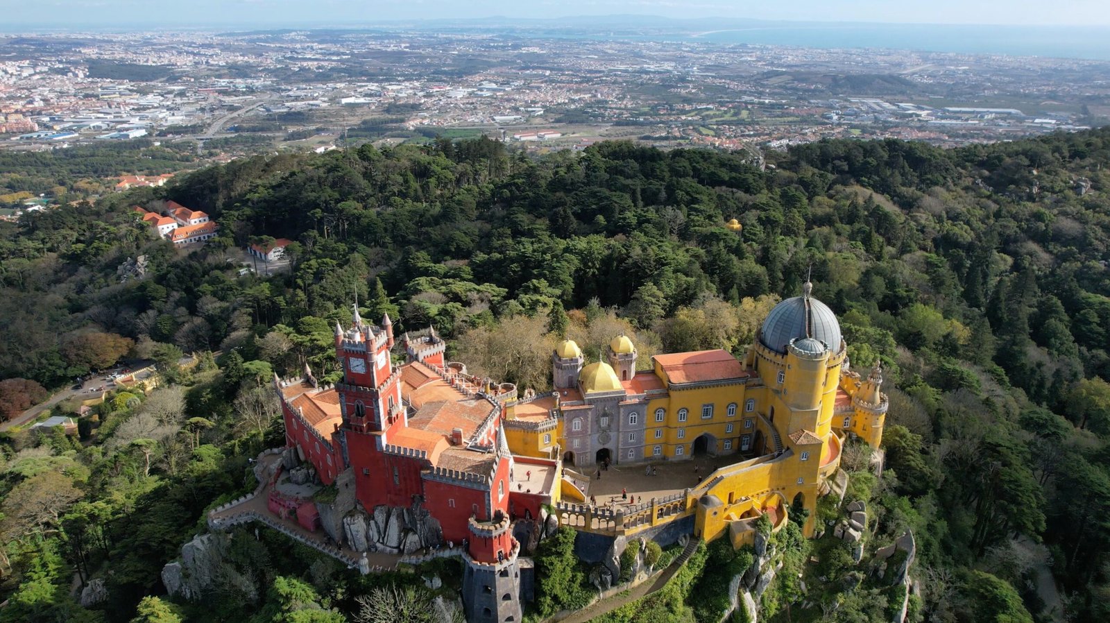 Palacio da Pena entre la niebla en Sintra