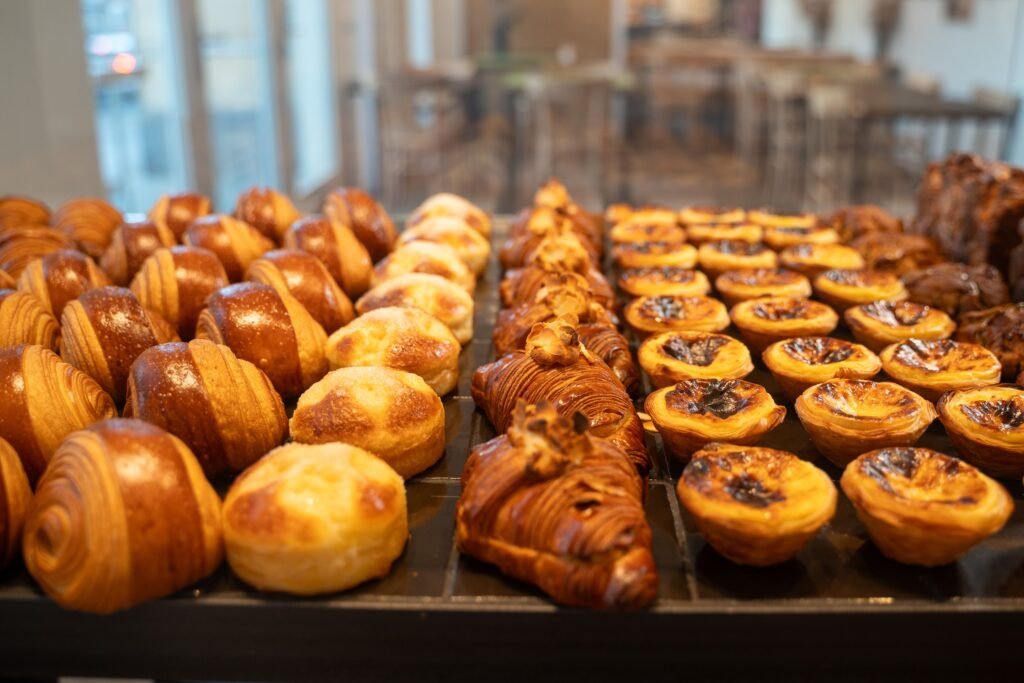Pasteles de nata recién horneados con canela