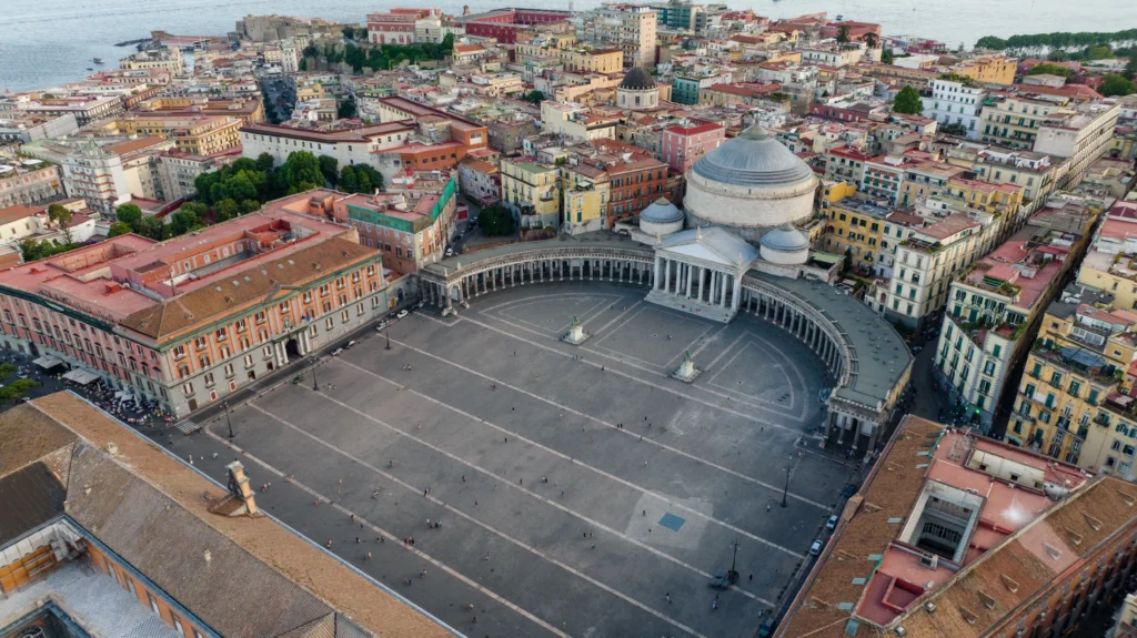 Piazza del Plebiscito durante una visita a Nápoles