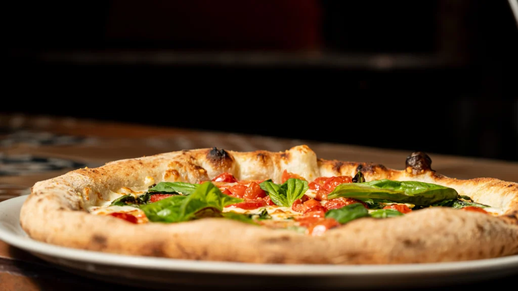 Pizza margherita napolitana recién salida del horno