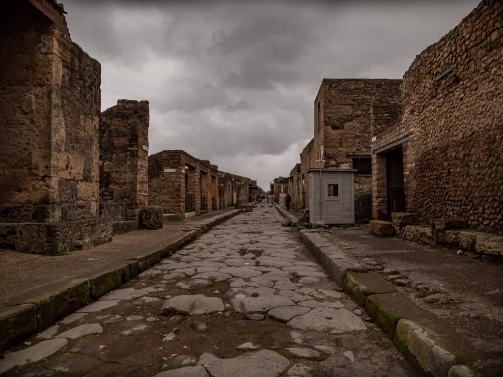 Ruinas de Pompeya con el Vesubio durante una excursión desde Nápoles