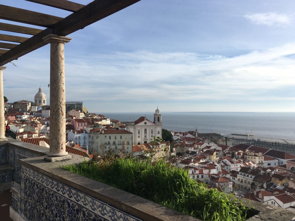 Mirador de Lisboa en primavera con vista a los techos de Alfama