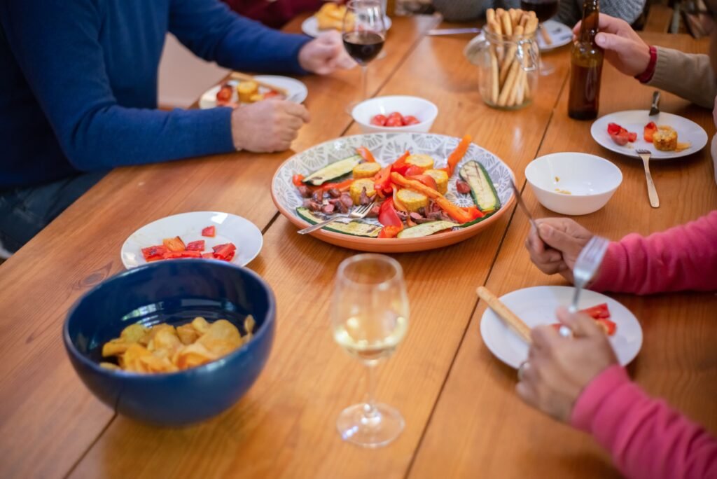 Mesa con platos típicos portugueses en una tasca de Lisboa