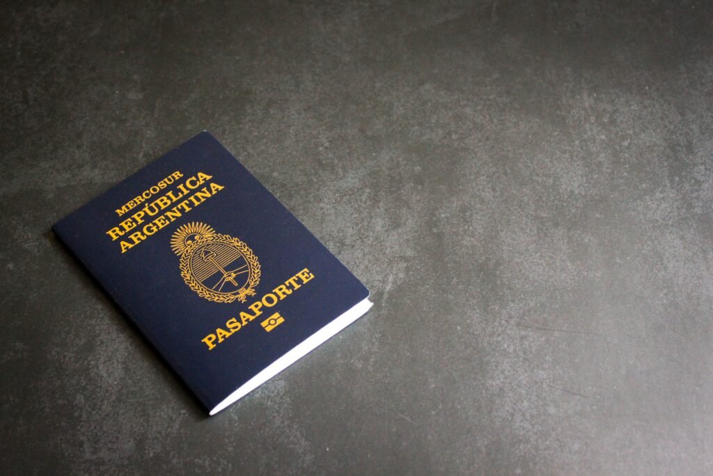 Pasaporte y documentación de viaje preparados para viajar a España