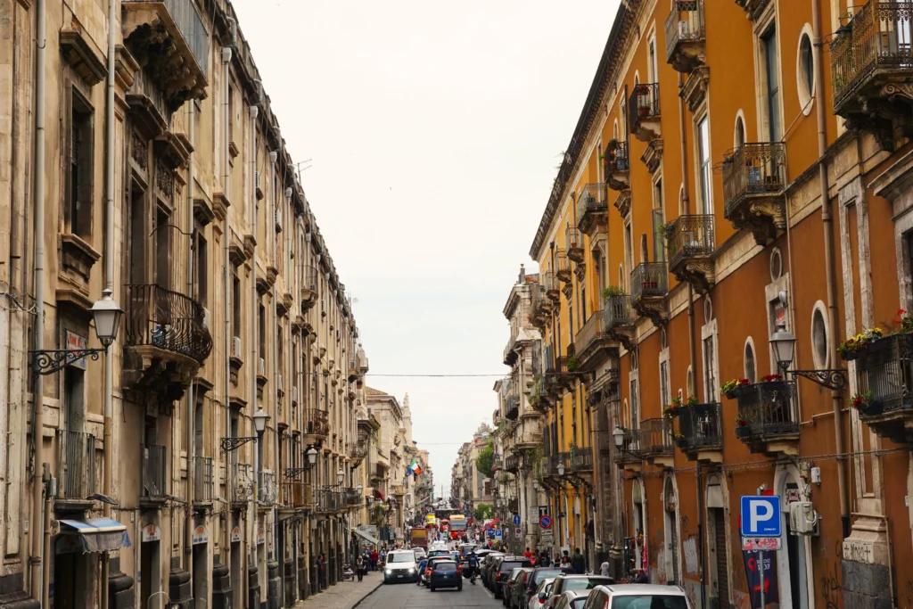 Calle Spaccanapoli en el centro histórico de Nápoles