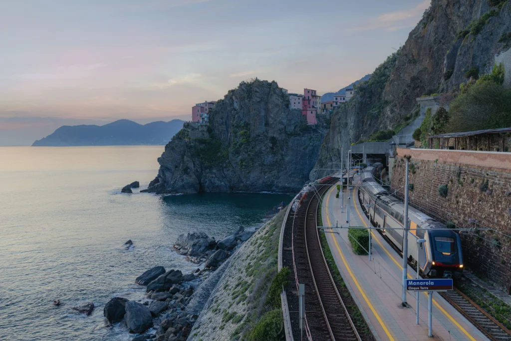 Tren regional llegando a una estación de Cinque Terre