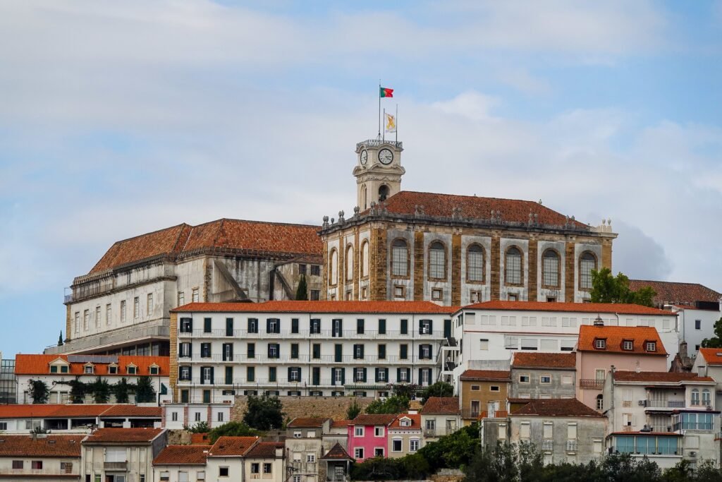 Torre de la Universidad de Coimbra sobre el casco histórico