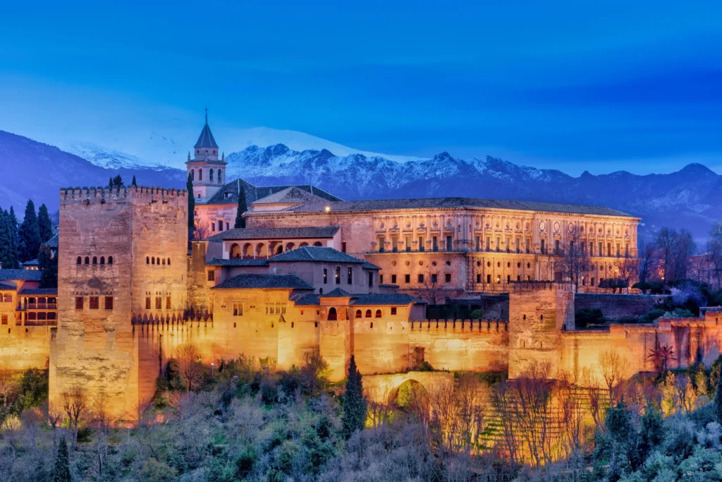 La Alhambra al atardecer vista desde el Mirador de San Nicolás con Sierra Nevada de fondo