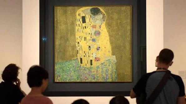 Visitantes frente a la obra El beso de Klimt en el Alto Belvedere de Viena