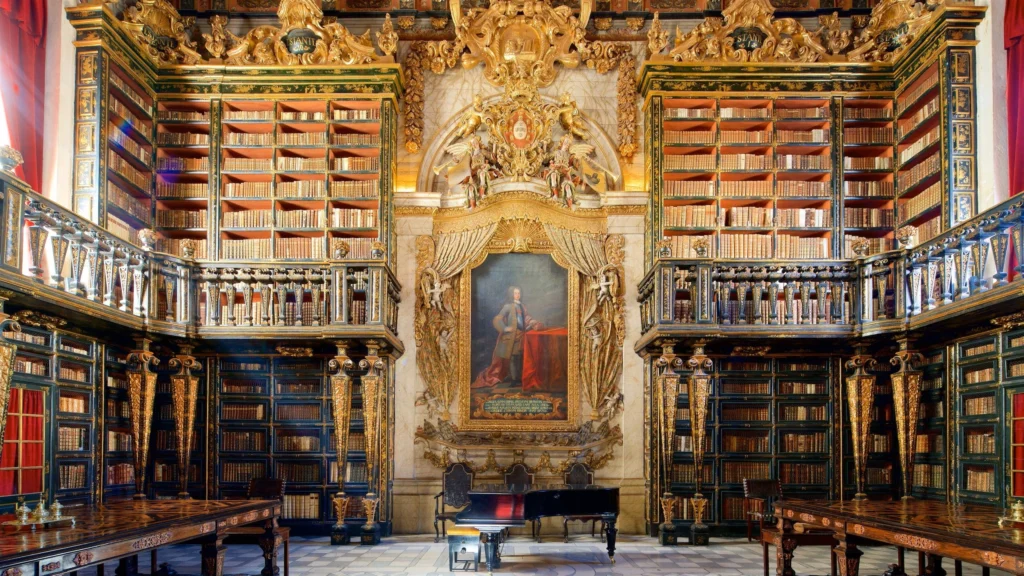 Interior barroco de la Biblioteca Joanina de la Universidad de Coimbra