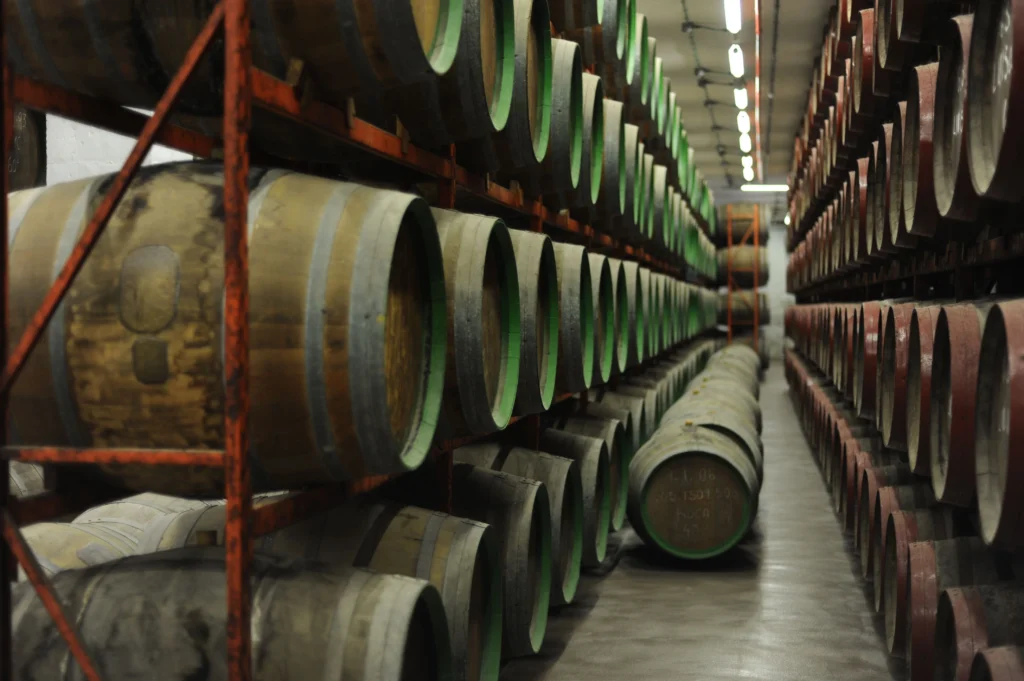 Barricas de vino de Oporto en una bodega de Vila Nova de Gaia